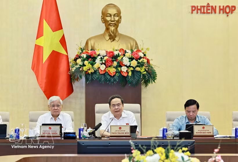 Le Comité permanent de l’Assemblée nationale, sous la présidence de Tran Thanh Man (Centre), président de l’Assemblée nationale, a examiné dans l’après-midi du 29 juillet les orientations de la révision de la Loi sur les activités immobilières. Photo : VNA