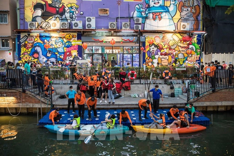 Des touristes à Bangkok en Thaïlande. Photo : VNA