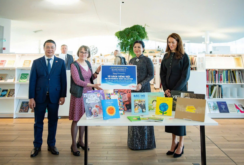 Mme Ngo Phong Ly (2e à droite) offre des livres à la Bibliothèque centrale Oodi. Photo : VNA
