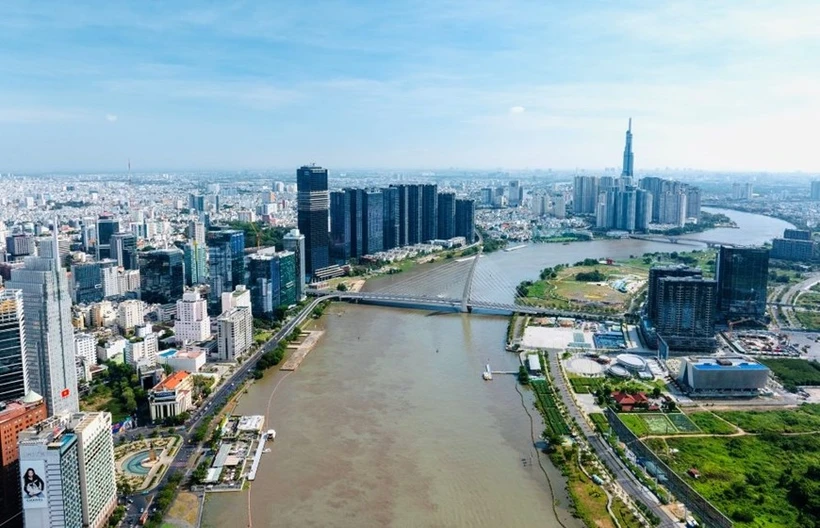 La zone urbaine d'Ho Chi Minh-Ville, située au long des deux côtés du fleuv Saigon, dans la ville de Thu Duc et le district 1, se développe de manière moderne, ouvrant de nouveaux espaces et une dynamique de croissance. Photo: www.qdnd.vn