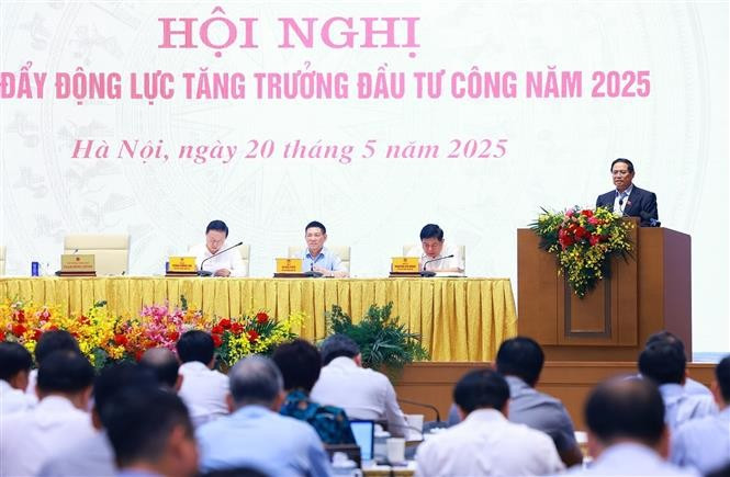 Le Premier ministre Phạm Minh Chính préside une conférence nationale en ligne axée sur l'investissement public en 2025. Photo : VNA