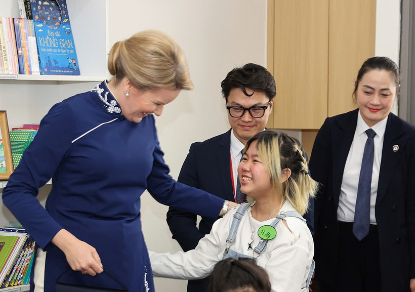 La reine Mathilde de Belgique visite l'Hôpital national pédiatrique à Hanoï. Photo : VNA