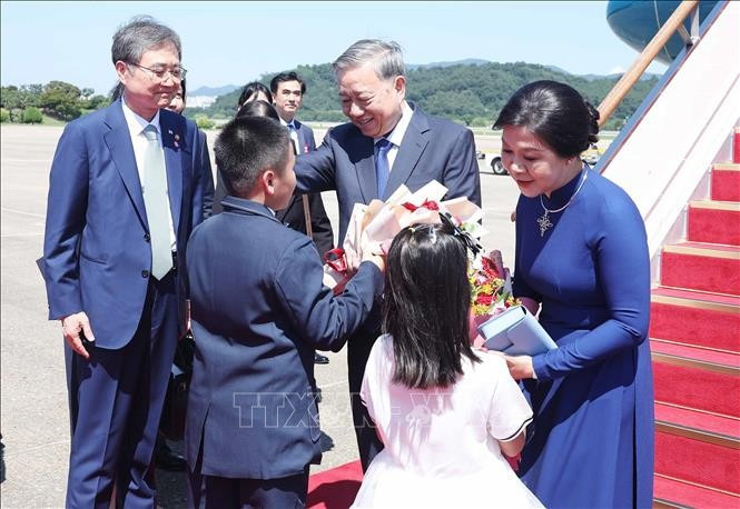 Le secrétaire général du Parti communiste du Vietnam, Tô Lâm, son épouse Ngô Phương Ly sont arrivés à la base aérienne de Seongnam à Séoul, entament une visite d’État en République de Corée. Photo : VNA