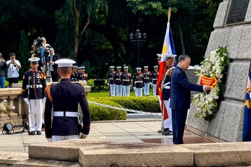 Le secrétaire général et président To Lam dépose une gerbe en hommage au héros national philippin José Rizal. Photo : VNA