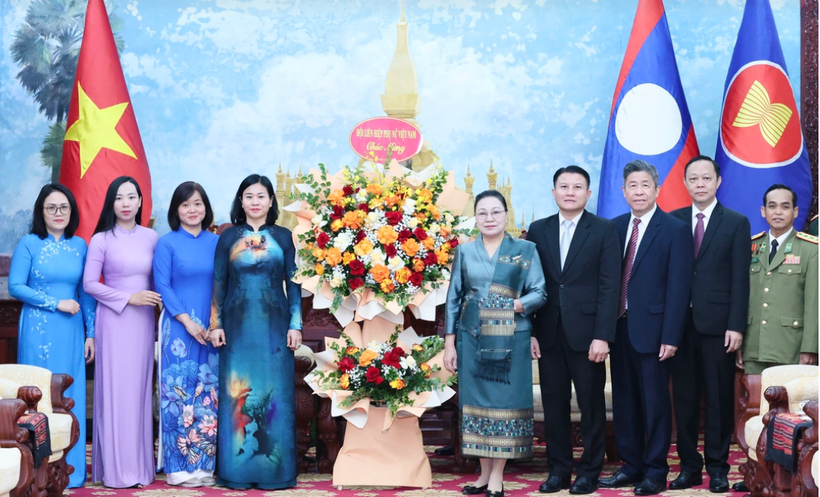 L’Union des femmes du Vietnam félicite le 50e anniversaire de la Fête nationale du Laos