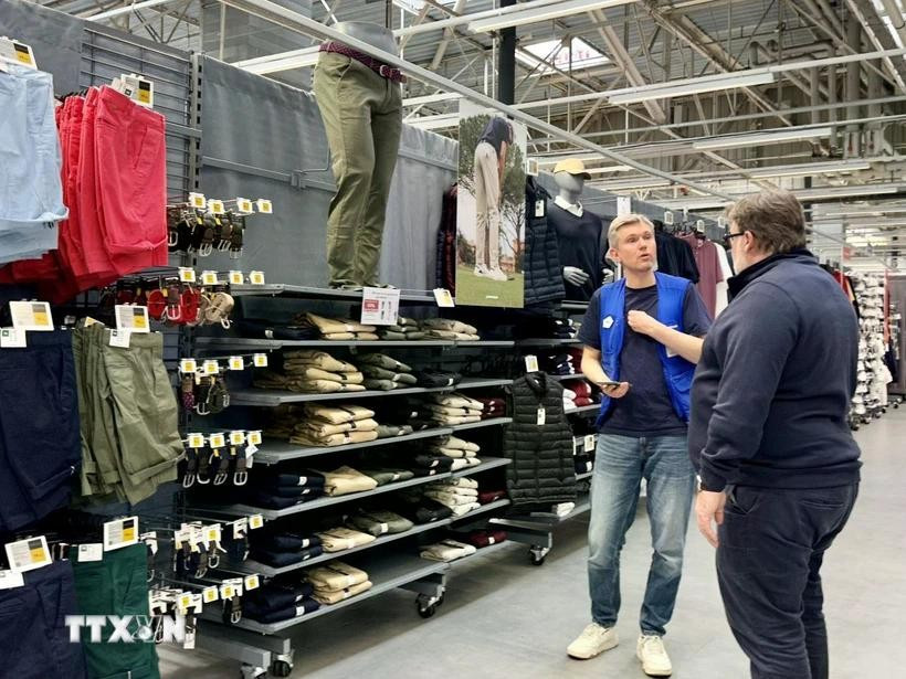 Présentation des vêtements de sport « Made in Vietnam » aux clients français. Photo : VNA