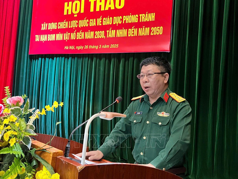 Le colonel Le Quang Hop, directeur général adjoint du Centre national d'action contre les bombes et mines du Vietnam. Photo : VNA