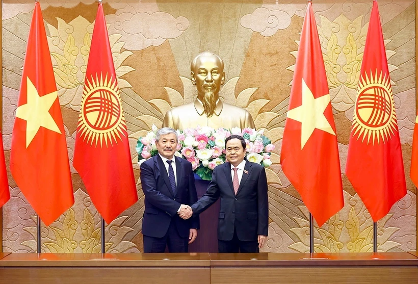 Le président de l'Assemblée nationale du Vietnam, Tran Thanh Man (droite) et le Premier ministre de la République du Kirghizistan, Adylbek Kasymaliev. Photo : VNA