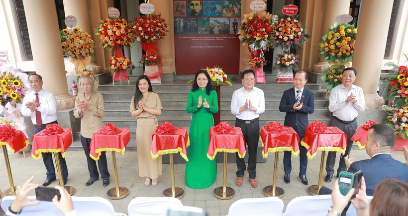 Lors de l’ouverture de l’exposition, le 16 mai au Musée des beaux-arts du Vietnam.