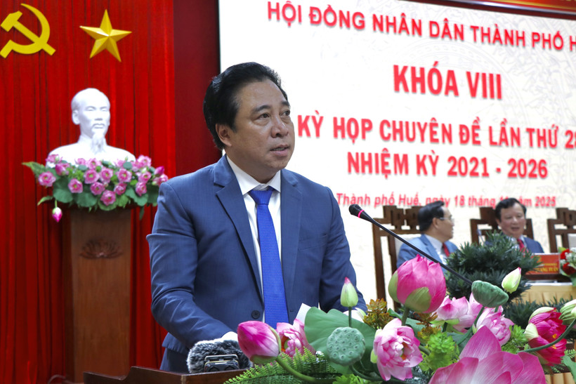 Nguyen Khac Toan élu président du Comité populaire de la ville de Huê. Photo : VNA