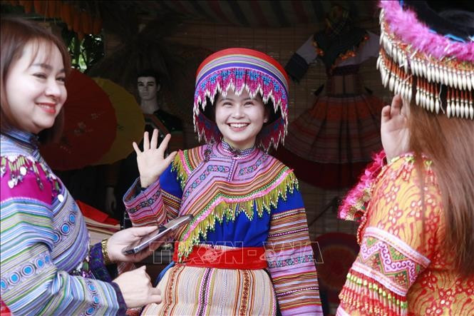 Des costumes ethniques sont attirés des touristes. Photo : baotintuc 