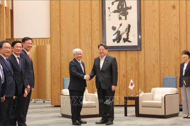 Le président du Comité central du Front de la Patrie du Vietnam, Đô Van Chiên, rencontre à Tokyo le secrétaire en chef du cabinet japonais, Hayashi Yoshimasa. Photo : VNA