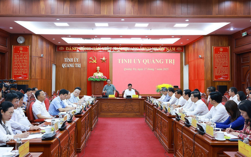 Le Premier ministre Pham Minh Chinh travaille avec la Permanence du Comité provincial de Quang Tri. Photo : VNA