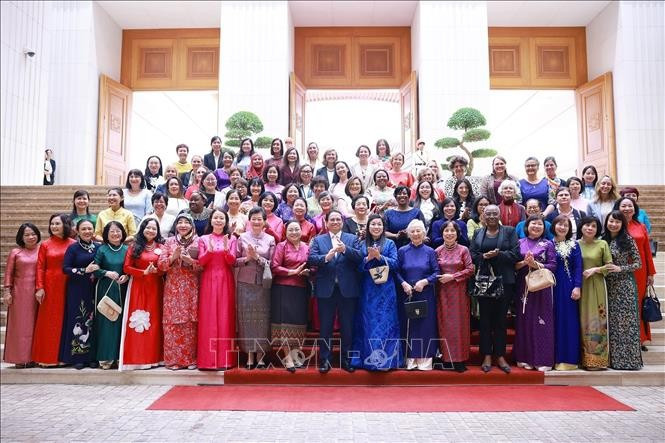 Le Premier ministre Pham Minh Chinh et son épouse rencontrent à Hanoï des femmes diplomates vietnamiennes et étrangères en poste au Vietnam. Photo : VNA