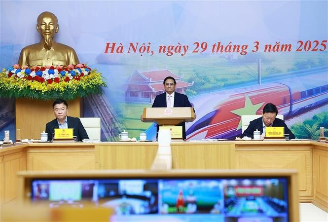 Le Premier ministre Pham Minh Chinh à la réunion entre la Permanence du gouvernement et les missions de contrôle du gouvernement pour accélérer la mise en œuvre des projets d'autoroutes dans tout le pays. Photo : VNA