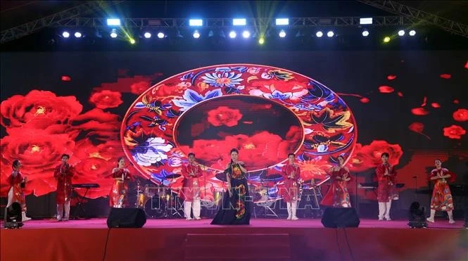Un spectacle lors de la soirée d'échanges d'amitié Vietnam-États-Unis. Photo : VNA