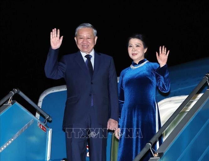 Le secrétaire général du Comité central du Parti communiste du Vietnam, Tô Lâm, et son épouse à l'aéroport international de Noi Bai. Photo : VNA