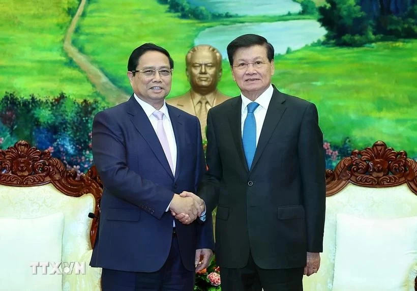 Le Premier ministre Pham Minh Chinh (gauche) et le secrétaire général du Comité central du Parti populaire révolutionnaire du Laos (PPRL) et président du Laos, Thongloun Sisoulith. Photo : VNA