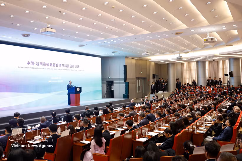 Le secrétaire général du Parti communiste du Vietnam et président vietnamien To Lam prononce un discours politique à l’Université Tsinghua. Photo : VNA