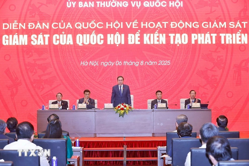 Le président de l'Assemblée nationale, Trân Thanh Mân, préside le premier forum de l'Assemblée nationale sur les activités de supervision, Photo : VNA