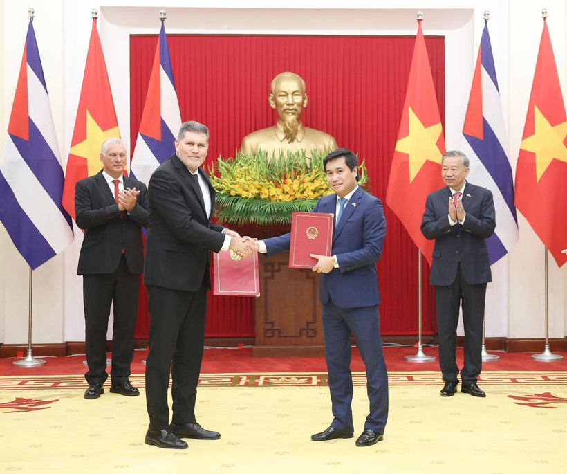 La remise du procès-verbal de la 42e session du Comité intergouvernemental Vietnam-Cuba sur la coopération économique et scientifique. Photo : VNA