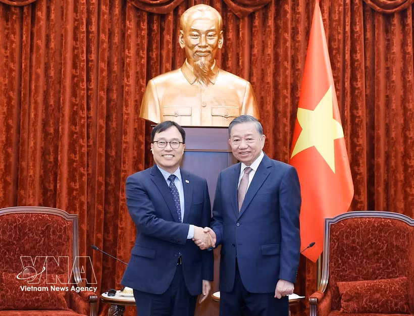 Le secrétaire général du Parti communiste du Vietnam et président de l’État, To Lam (droite) et l’ambassadeur sud-coréen, Choi Young Sam à Hanoï. Photo : VNA