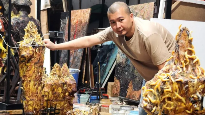 Le peintre Le Huu Hieu. Photo : https://www.sggp.org.vn/