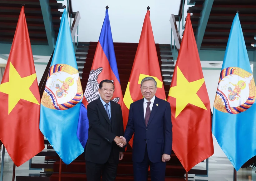 Le secrétaire général du Comité central du Parti communiste du Vietnam To Lam (droite) et le président du Parti du peuple cambodgien et président du Sénat cambodgien, Hun Sen. Photo : VNA