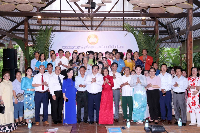 Des responsables de Ho Chi Minh-Ville, des familles vietnamiennes, des étudiants laos, cambodgiens participent au Programme de “Famille vietnamienne avec les étudiants laos et cambodgiens poursuivant leurs études à Ho Chi Minh-Ville”. Photo : VNA