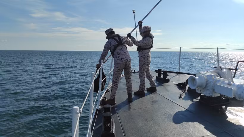 Des sauveteurs recherchent les victimes. Photo : Xinhua/VNA
