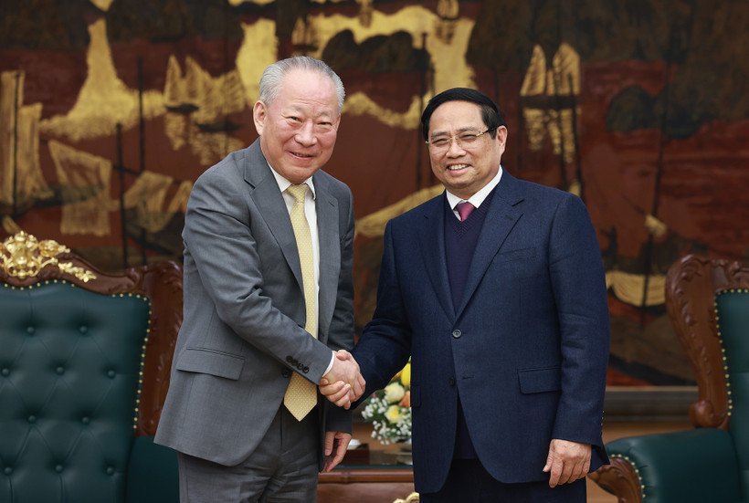 Le Premier ministre Pham Minh Chinh (droite) a reçu, le 9 janvier à Hanoï, Yan Jiehe, fondateur et président de China Pacific Construction Group. Photo : VNA