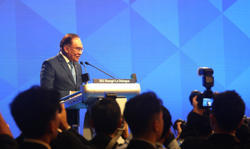 Le Premier ministre malaisien, Datuk Seri Anwar Bin Ibrahim, prononcé un discours spécial lors du 22e Dialogue Shangri-La à Singapour. Photo : VNA