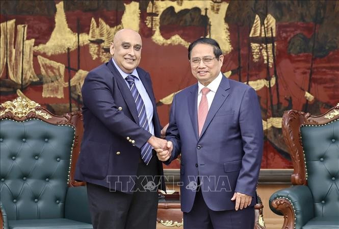 Le Premier ministre vietnamien Pham Minh Chinh (droite) reçoit à Hanoï Ali Ijaz Ahmad, PDG de Makara Capital Partners (Singapour). Photo : VNA