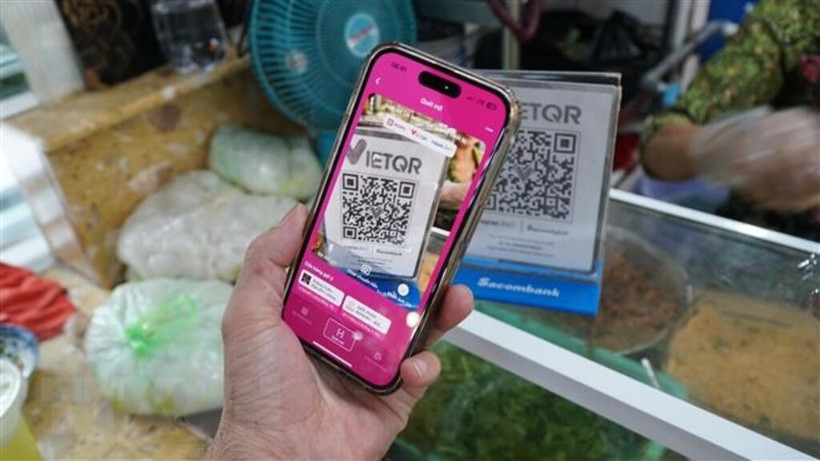 Réalisation des transferts d'argent grâce à l'application Momo. Photo : VNA