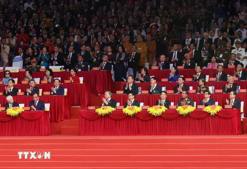 Les hauts dirigeants vietnamiens et des amis internationaux à la célébration des 50 ans de la réunification nationale. - VNA