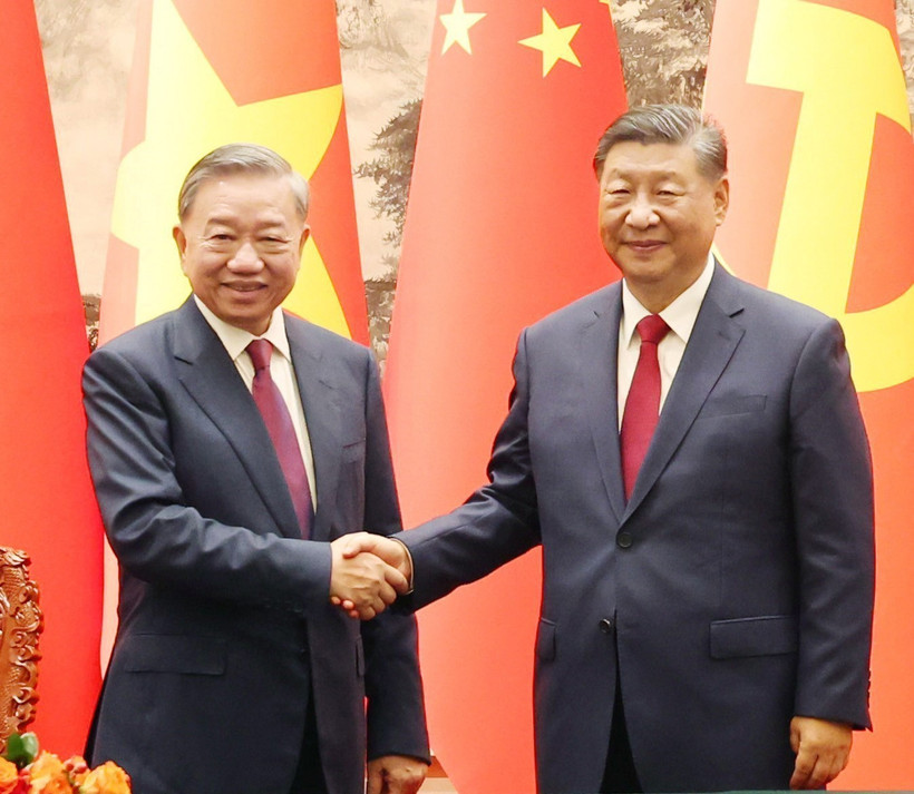 Le secrétaire général du Parti et président vietnamien To Lam (gauche) et le secrétaire général du Parti et président chinois Xi Jinping lors de la rencontre du 19 août 2024. Photo : VNA