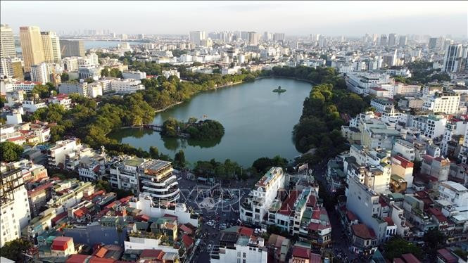 Le lac de Hoan Kiem (Épée restituée), arrondissement de Hoan Kiem, au centre-ville de Hanoï. Photo : VNA
