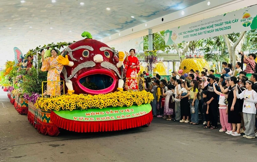 Défilé de présentation des spécialités fruitières vietnamiennes. Photo : VNA