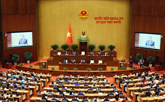 À 9 heures, le 20 octobre, la 10e session de la 15e législature de l’Assemblée nationale du Vietnam s’est solennellement ouverte dans la salle Dien Hong, au siège de l’Assemblée nationale à Hanoï. Photo : VNA