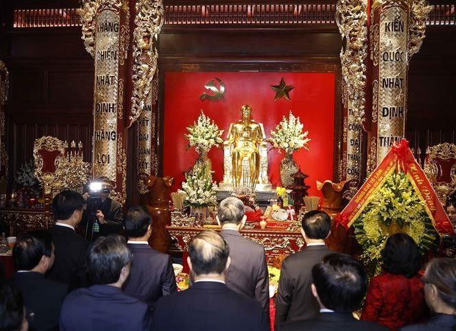 Le secrétaire général du Parti communiste du Vietnam, To Lam, et la délégation du Comité central à la Maison commémorative du Président Ho Chi Minh. Photo : VNA