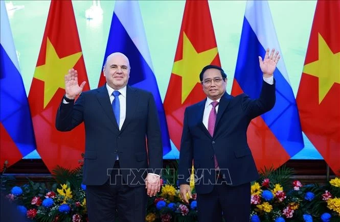 Le Premier ministre vietnamien Pham Minh Chinh (droite) et le Premier ministre russe, Mikhaïl Michoustine à Hanoï. Photo : VNA