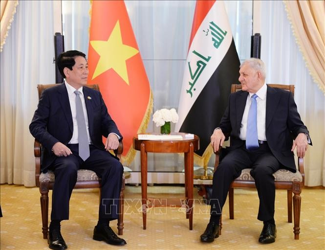 Le président vietnamien Luong Cuong (gauche) rencontre le président irakien Abdul Latif Rashid. Photo : VNA
