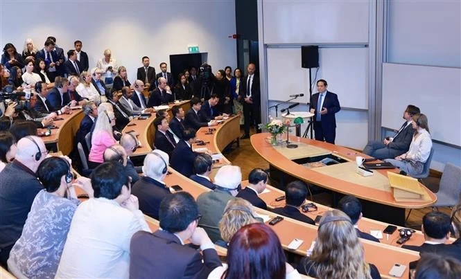 Le Premier ministre Pham Minh Chinh visite et prononce le 12 juin (heure locale) un discours de politique à l’Université d’économie de Stockholm. Photo : VNA