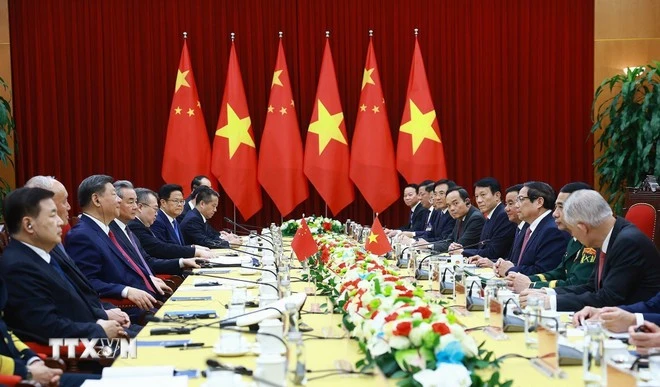 La rencontre entre le Premier ministre Pham Minh Chinh et le secrétaire général du Parti communiste chinois Xi Jinping, le 14 avril 2025 . Photo : VNA