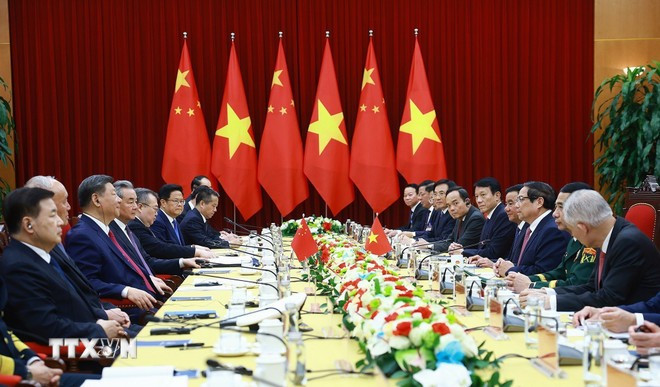La rencontre entre le Premier ministre Pham Minh Chinh et le secrétaire général du Parti communiste chinois Xi Jinping, le 14 avril 2025 . Photo : VNA