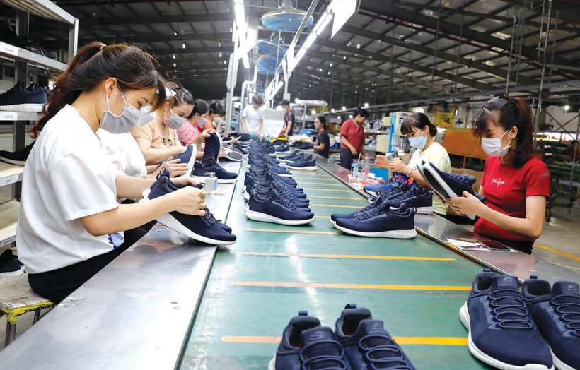 Production de chaussures pour l’exportation chez l’entreprise Hông An, implantée dans la province de Hoa Binh (Nord). Photo : VNA/CVN