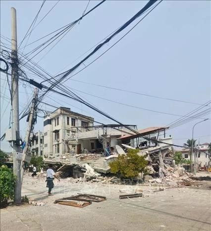 Un bâtiment détruit après le tremblement de terre au Myanmar, le 28 mars 2025. Photo : Xinhua/VNA