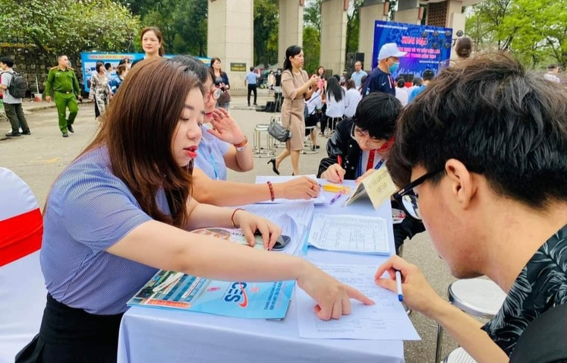 Des travailleurs bénéficient de conseils et d'un accès à l'emploi. Photo d'illustration : https://vneconomy.vn/