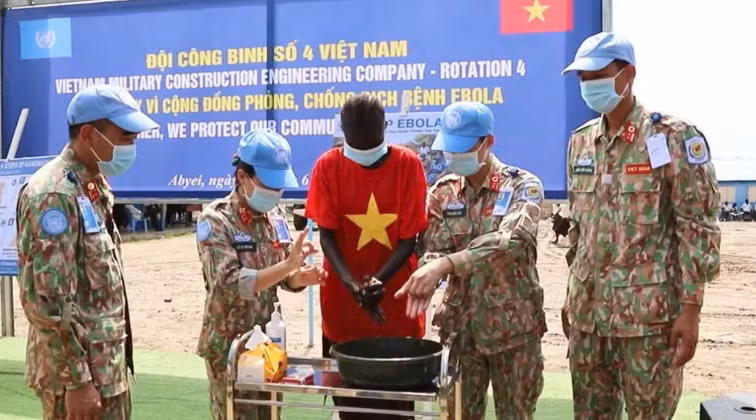 Des médecins militaires vietnamiens forment avec diligence les élèves locaux aux procédures de désinfection médicale standard. Photo : Nhan Dan