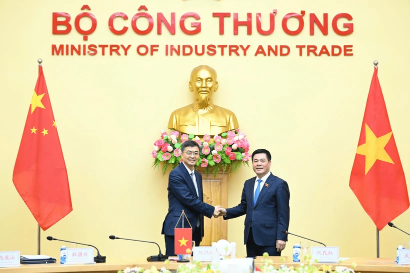 Le ministre vietnamien de l’Industrie et du Commerce Nguyen Hong Dien et Chen Gang, membre du Comité central du Parti communiste chinois, secrétaire du Comité du PCC et président du Comité permanent de l'Assemblée populaire de la région autonome Zhuang du Guangxi, Chine. Photo : VNA